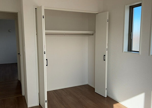 【ウォークインクローゼット】ウォークインクローゼットがあれば、クローゼット内でコーディネートが完成できますし、季節の変わり目に行う衣替えの手間も省けます。また、スーツケースなど大きいものもしまうことができ使い勝手がよいです。