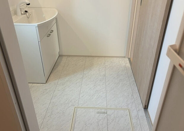 【脱衣場】多くの戸建て住宅で見かける洗面脱衣所は、洗面台と洗濯機が2畳ほどのスペースに並べられていて、洗面所が脱衣所を兼ね備えている間取りが一般的です。お客様が利用することもある、パブリックな空間でもあります。