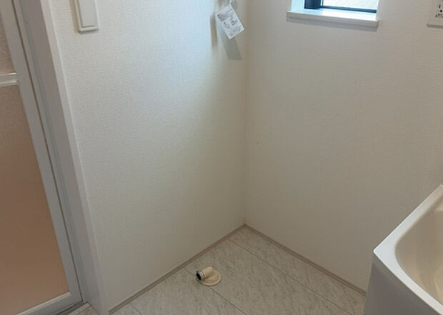 【ランドリースペース】ランドリースペースも気になります。洗濯機置場があり「洗う、干す、取り込む、アイロンがけ、たたむ」など、洗濯に関する家事をするための空間です。広さや収納など付帯設備も含めて、詳細は現地でご確認ください。