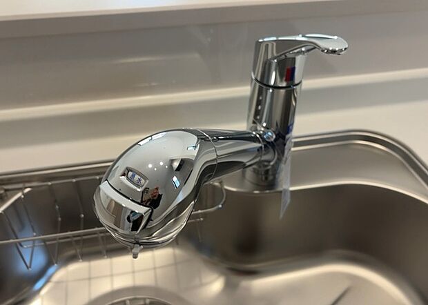【キッチン水栓】キッチン水栓は、毎日必ず使うものだからこそ、使いやすさが重要です。シャワーヘッドの切り替えがスムーズか、吐水量が調節できるか、水しぶきが飛び散りにくい構造か、浄水機能が付いているかなど、日々の家事を快適にするための機能が数多くあります。また、デザインも多種多様なので、キッチン全体の雰囲気に合わせたものを選ぶことができます。