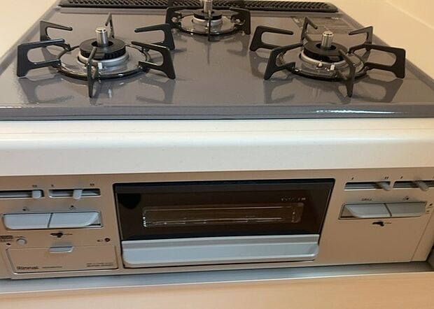 【キッチンコンロ】キッチンコンロは、料理の質を大きく左右する重要な設備です。火力調整のしやすさ、グリル機能の有無、安全装置の充実度など、選ぶポイントがたくさんあります。特に、IHクッキングヒーターは、お手入れのしやすさや安全性が高く、近年人気が高まっています。