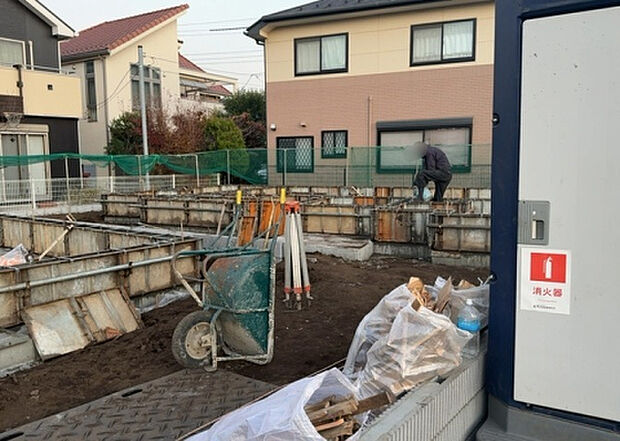 【構造・工法・仕様_2】ベタ基礎とは、柱の位置に関係なく全体に基礎がある事を指し、面積が大きい分建物の重さを全体に分散できます。また、地面からの湿気や害虫を遮断でき、木造住宅で心配されるシロアリ被害を防ぐ効果も期待できます。