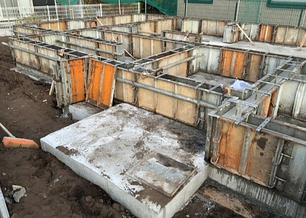 【玄関】玄関は家の顔でもあり、家族以外の目にも止まる場所です。玄関は外との間を仕切る扉、靴などをしまっておく収納スペース、靴脱ぎのたたきスペース、来客とのやり取りをするドアホンなど複数のアイテムからなります。