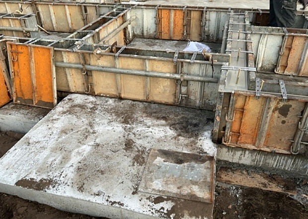 【玄関_2】玄関は、狭すぎると複数人で使いにくく、広すぎても無駄な空間になりがちです。最低2畳を目安にして、家の広さとの兼ね合いや家族の人数を考慮して決めるとよいでしょう。現地を見学して快適な玄関を選びましょう！