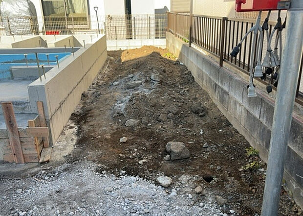 【庭_2】庭のある家に住むことのメリットとして、子どもたちの遊び場を確保できること、ガーデニングや家庭菜園を楽しめること、明るさを確保できることがあります。また、配置を工夫することでプライバシーが確保できます。