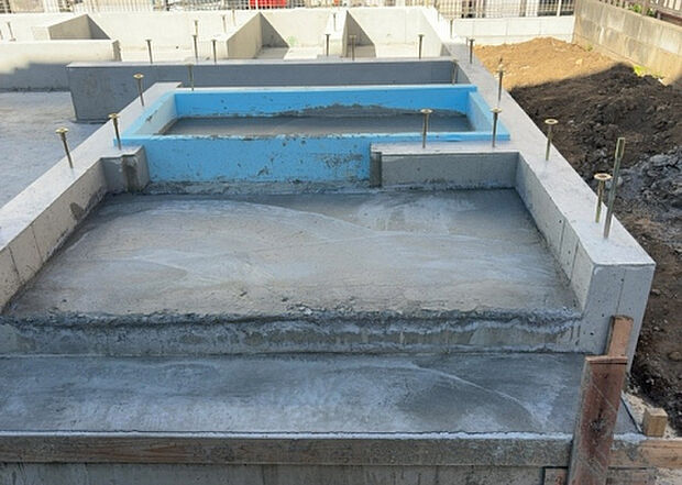 【玄関_2】玄関は、狭すぎると複数人で使いにくく、広すぎても無駄な空間になりがちです。最低2畳を目安にして、家の広さとの兼ね合いや家族の人数を考慮して決めるとよいでしょう。現地を見学して快適な玄関を選びましょう!