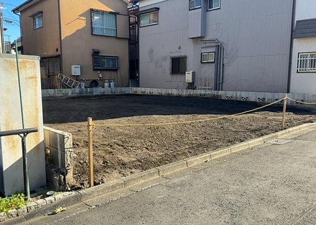 【外観_3】現地に行くなら、物件の周囲の地形がどうなっているかを見ることも大切です。周辺より低くなっている土地では、大雨などで水が集まりやすいため、地盤が弱くなっているということも考えられるため、注意が必要です。