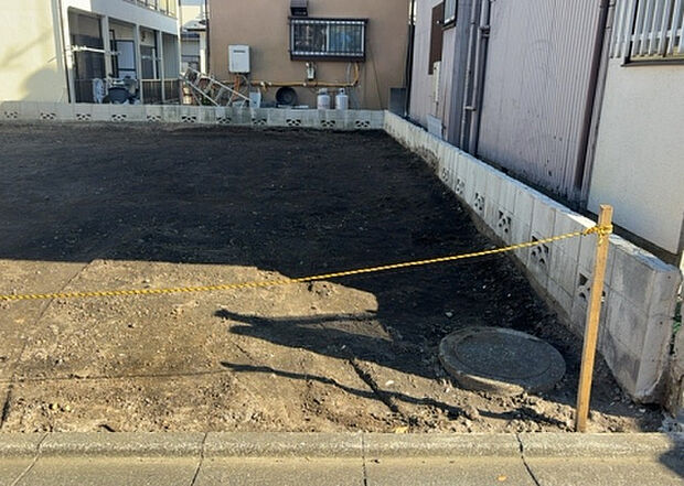 【庭_2】庭のある家に住むことのメリットとして、子どもたちの遊び場を確保できること、ガーデニングや家庭菜園を楽しめること、明るさを確保できることがあります。また、配置を工夫することでプライバシーが確保できます。