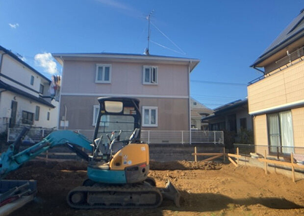 【外観_3】現地に行くなら、物件の周囲の地形がどうなっているかを見ることも大切です。周辺より低くなっている土地では、大雨などで水が集まりやすいため、地盤が弱くなっているということも考えられるため、注意が必要です。