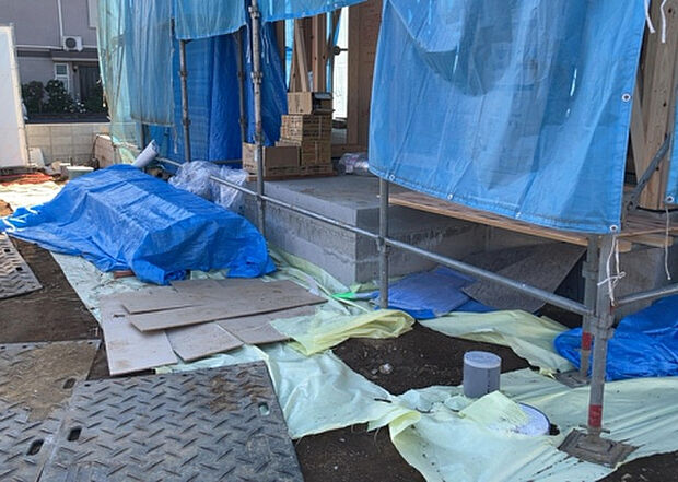 【構造・工法・仕様_2】ベタ基礎とは、柱の位置に関係なく全体に基礎がある事を指し、面積が大きい分建物の重さを全体に分散できます。また、地面からの湿気や害虫を遮断でき、木造住宅で心配されるシロアリ被害を防ぐ効果も期待できます。