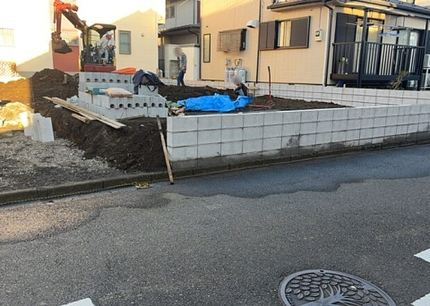 【外観_3】現地に行くなら、物件の周囲の地形がどうなっているかを見ることも大切です。周辺より低くなっている土地では、大雨などで水が集まりやすいため、地盤が弱くなっているということも考えられるため、注意が必要です。