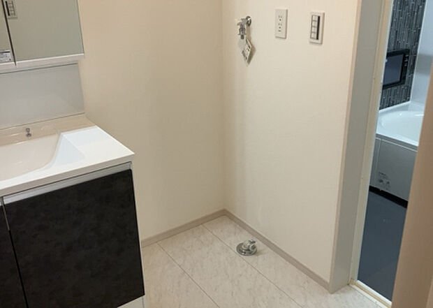 【ランドリースペース】ランドリースペースも気になります。洗濯機置場があり「洗う、干す、取り込む、アイロンがけ、たたむ」など、洗濯に関する家事をするための空間です。広さや収納など付帯設備も含めて、詳細は現地でご確認ください。