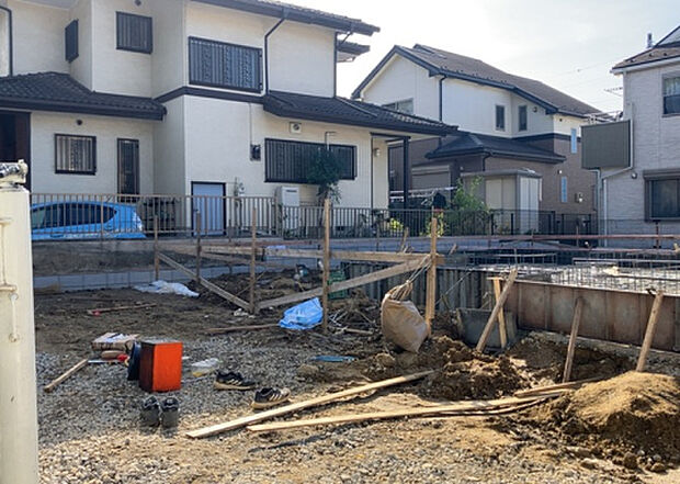 【庭_2】庭のある家に住むことのメリットとして、子どもたちの遊び場を確保できること、ガーデニングや家庭菜園を楽しめること、明るさを確保できることがあります。また、配置を工夫することでプライバシーが確保できます。