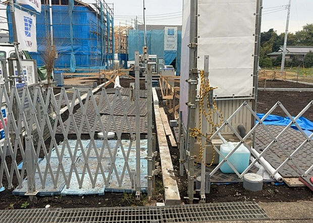 【外観_3】現地に行くなら、物件の周囲の地形がどうなっているかを見ることも大切です。周辺より低くなっている土地では、大雨などで水が集まりやすいため、地盤が弱くなっているということも考えられるため、注意が必要です。