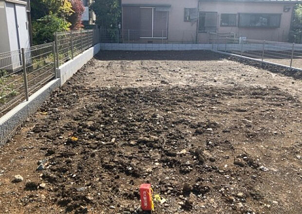 【庭_2】庭のある家に住むことのメリットとして、子どもたちの遊び場を確保できること、ガーデニングや家庭菜園を楽しめること、明るさを確保できることがあります。また、配置を工夫することでプライバシーが確保できます。