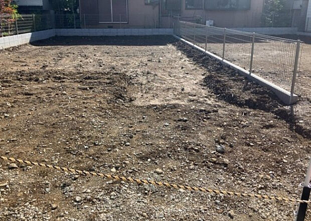 【玄関】玄関は家の顔でもあり、家族以外の目にも止まる場所です。玄関は外との間を仕切る扉、靴などをしまっておく収納スペース、靴脱ぎのたたきスペース、来客とのやり取りをするドアホンなど複数のアイテムからなります。