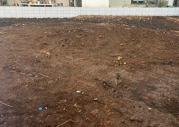 【構造・工法・仕様_2】ベタ基礎とは、柱の位置に関係なく全体に基礎がある事を指し、面積が大きい分建物の重さを全体に分散できます。また、地面からの湿気や害虫を遮断でき、木造住宅で心配されるシロアリ被害を防ぐ効果も期待できます。