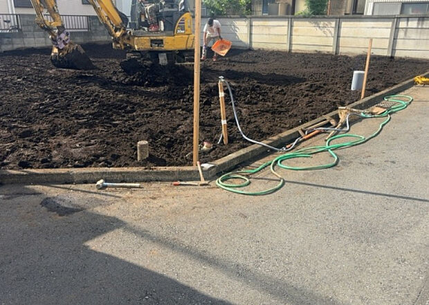 【構造・工法・仕様_2】ベタ基礎とは、柱の位置に関係なく全体に基礎がある事を指し、面積が大きい分建物の重さを全体に分散できます。また、地面からの湿気や害虫を遮断でき、木造住宅で心配されるシロアリ被害を防ぐ効果も期待できます。