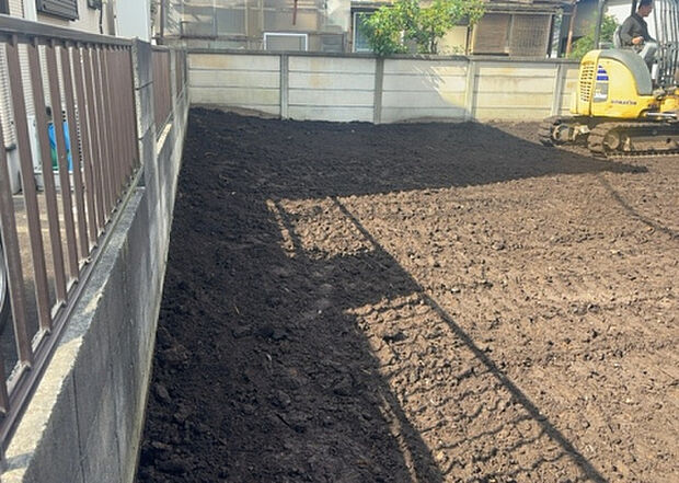 【庭_2】庭のある家に住むことのメリットとして、子どもたちの遊び場を確保できること、ガーデニングや家庭菜園を楽しめること、明るさを確保できることがあります。また、配置を工夫することでプライバシーが確保できます。