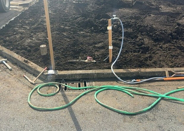 【玄関】玄関は家の顔でもあり、家族以外の目にも止まる場所です。玄関は外との間を仕切る扉、靴などをしまっておく収納スペース、靴脱ぎのたたきスペース、来客とのやり取りをするドアホンなど複数のアイテムからなります。