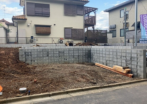 【玄関】玄関は家の顔でもあり、家族以外の目にも止まる場所です。玄関は外との間を仕切る扉、靴などをしまっておく収納スペース、靴脱ぎのたたきスペース、来客とのやり取りをするドアホンなど複数のアイテムからなります。