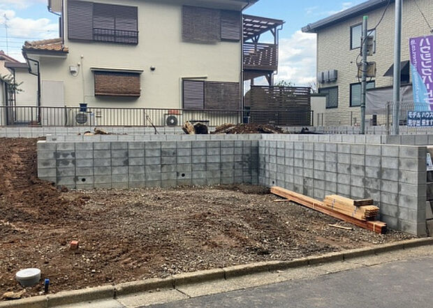 【玄関_2】玄関は、狭すぎると複数人で使いにくく、広すぎても無駄な空間になりがちです。最低2畳を目安にして、家の広さとの兼ね合いや家族の人数を考慮して決めるとよいでしょう。現地を見学して快適な玄関を選びましょう！