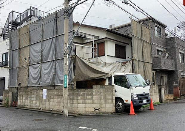 【その他設備】敷地内には、散水栓や立水栓があります。水道水を直接利用できるため、水を運ぶ手間を省くことが出来ます。大量の水を必要とする洗車作業や清掃などに役立ちます。その他設備とあわせて、現地でご確認ください。