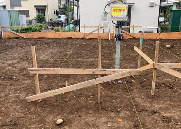 【庭_2】庭のある家に住むことのメリットとして、子どもたちの遊び場を確保できること、ガーデニングや家庭菜園を楽しめること、明るさを確保できることがあります。また、配置を工夫することでプライバシーが確保できます。