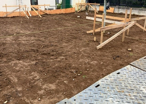 【玄関】玄関は家の顔でもあり、家族以外の目にも止まる場所です。玄関は外との間を仕切る扉、靴などをしまっておく収納スペース、靴脱ぎのたたきスペース、来客とのやり取りをするドアホンなど複数のアイテムからなります。