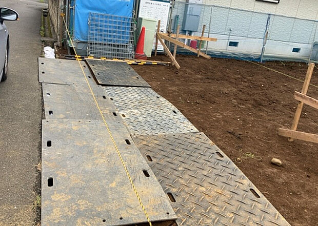 【駐車場_2】駐車場と明記されていても、最小スペースでつくられた駐車場だと大型車は駐車できなかったり、出入りしにくくなったりする可能性があります。お車のサイズと購入したい物件の駐車場のサイズを現地で確認しましょう。