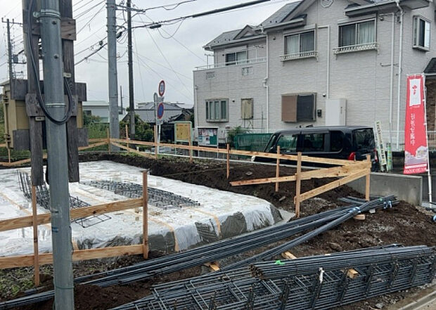 【玄関_2】玄関は、狭すぎると複数人で使いにくく、広すぎても無駄な空間になりがちです。最低2畳を目安にして、家の広さとの兼ね合いや家族の人数を考慮して決めるとよいでしょう。現地を見学して快適な玄関を選びましょう！