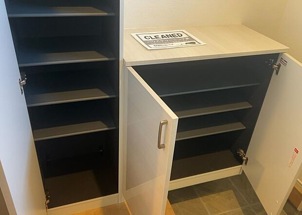 【玄関収納】玄関収納は、靴や傘、コートなどをスッキリと収納できるだけでなく、来客時に見せる顔となるため、家の顔とも言えます。収納量だけでなく、デザイン性も重視したいところです。ミラー付きの収納であれば、外出前の身だしなみチェックにも便利です。