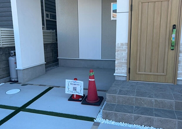 【庭】庭があることでガーデニングや家庭菜園はもちろん、こどもの遊び場やペットを放して遊ぶことができます。また、家の周囲に余裕があるということです。隣地との間があれば、十分な日当たりと、風通しが確保できます。