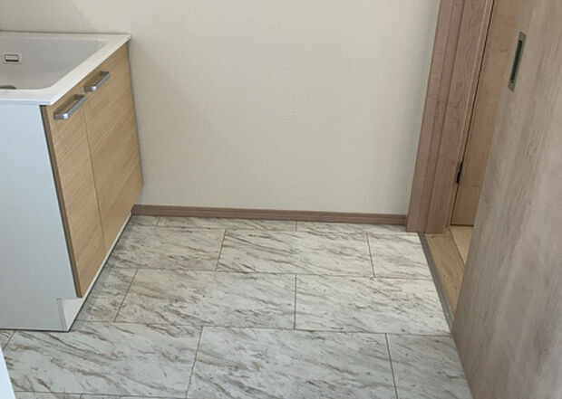 【脱衣場】多くの戸建て住宅で見かける洗面脱衣所は、洗面台と洗濯機が2畳ほどのスペースに並べられていて、洗面所が脱衣所を兼ね備えている間取りが一般的です。お客様が利用することもある、パブリックな空間でもあります。