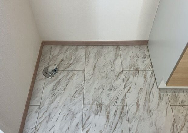 【ランドリースペース】ランドリースペースも気になります。洗濯機置場があり「洗う、干す、取り込む、アイロンがけ、たたむ」など、洗濯に関する家事をするための空間です。広さや収納など付帯設備も含めて、詳細は現地でご確認ください。