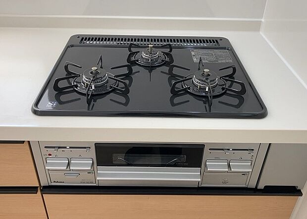 【キッチンコンロ】キッチンコンロは、料理の質を大きく左右する重要な設備です。火力調整のしやすさ、グリル機能の有無、安全装置の充実度など、選ぶポイントがたくさんあります。特に、IHクッキングヒーターは、お手入れのしやすさや安全性が高く、近年人気が高まっています。