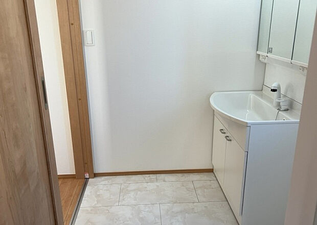 【脱衣場】多くの戸建て住宅で見かける洗面脱衣所は、洗面台と洗濯機が2畳ほどのスペースに並べられていて、洗面所が脱衣所を兼ね備えている間取りが一般的です。お客様が利用することもある、パブリックな空間でもあります。