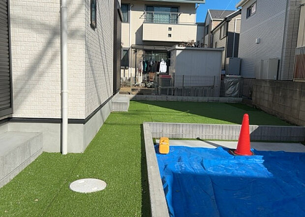 【庭】庭があることでガーデニングや家庭菜園はもちろん、こどもの遊び場やペットを放して遊ぶことができます。また、家の周囲に余裕があるということです。隣地との間があれば、十分な日当たりと、風通しが確保できます。