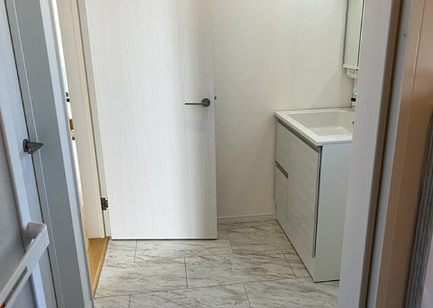 【脱衣場】多くの戸建て住宅で見かける洗面脱衣所は、洗面台と洗濯機が2畳ほどのスペースに並べられていて、洗面所が脱衣所を兼ね備えている間取りが一般的です。お客様が利用することもある、パブリックな空間でもあります。