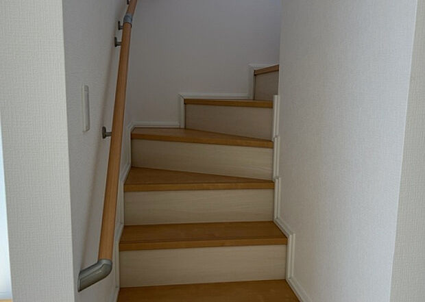 【内装】建物の上下階の通路である階段は、その位置によって動線や室内の印象が大きく左右されます。手摺にも重要な役割があり、転倒の防止・歩行や動作を円滑にして日常生活を支えることを主な目的として設置されています。