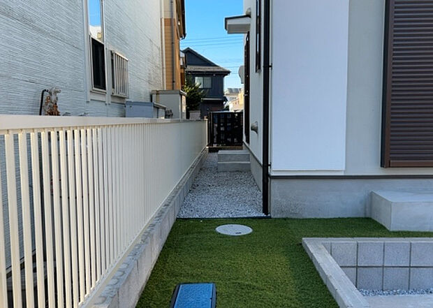 【庭】庭があることでガーデニングや家庭菜園はもちろん、こどもの遊び場やペットを放して遊ぶことができます。また、家の周囲に余裕があるということです。隣地との間があれば、十分な日当たりと、風通しが確保できます。