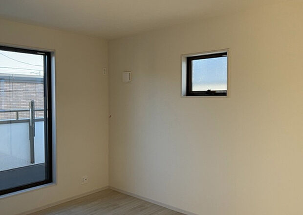 【洋室】洋室のメリットは重い家具が置きやすく、身の回りが整理しやすいことです。 床がフローリングのため畳とは異なり凹みにくいです。 クローゼットなど収納が豊富で、普段使わない旅行カバンや服の整頓も簡単にです。