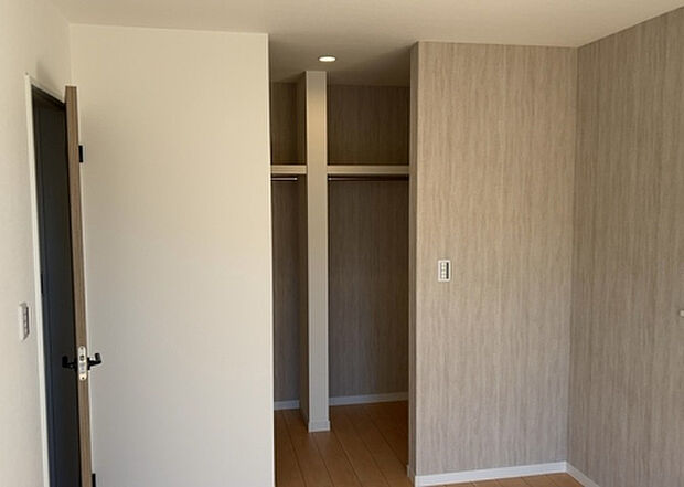 【ウォークインクローゼット】ウォークインクローゼットがあれば、クローゼット内でコーディネートが完成できますし、季節の変わり目に行う衣替えの手間も省けます。また、スーツケースなど大きいものもしまうことができ使い勝手がよいです。