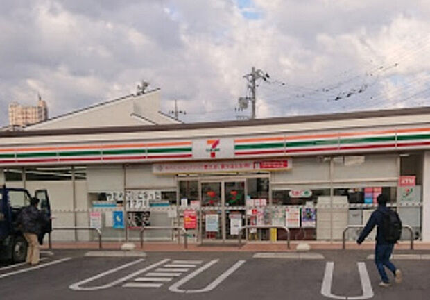セブンイレブン 町田高ヶ坂ニ丁目店(約547m)
