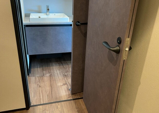 【脱衣場】多くの戸建て住宅で見かける洗面脱衣所は、洗面台と洗濯機が2畳ほどのスペースに並べられていて、洗面所が脱衣所を兼ね備えている間取りが一般的です。お客様が利用することもある、パブリックな空間でもあります。