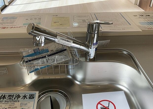 【キッチン水栓】キッチン水栓は、毎日必ず使うものだからこそ、使いやすさが重要です。シャワーヘッドの切り替えがスムーズか、吐水量が調節できるか、水しぶきが飛び散りにくい構造か、浄水機能が付いているかなど、日々の家事を快適にするための機能が数多くあります。また、デザインも多種多様なので、キッチン全体の雰囲気に合わせたものを選ぶことができます。