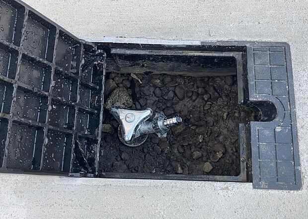 【外水栓】外水栓は、庭の水やりや洗車など、様々な用途に使える便利な設備です。ホースがしっかりと接続できるもの、水圧が安定しているものなど、使い勝手の良いものを選びましょう。また、凍結防止機能が付いているものなら、冬場でも安心して使用できます。