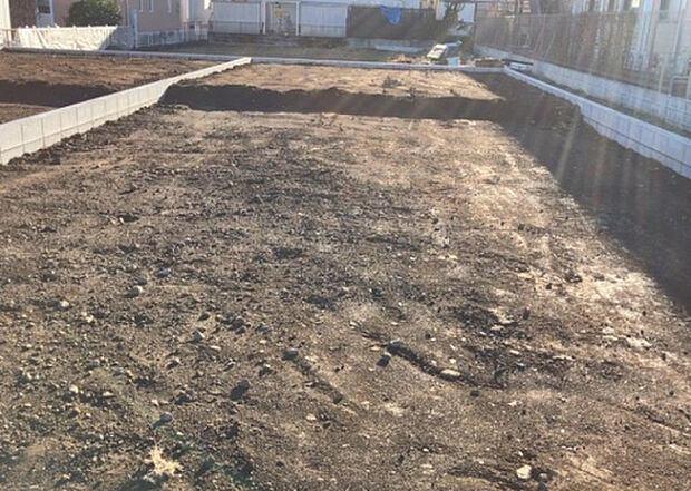 【構造・工法・仕様_2】ベタ基礎とは、柱の位置に関係なく全体に基礎がある事を指し、面積が大きい分建物の重さを全体に分散できます。また、地面からの湿気や害虫を遮断でき、木造住宅で心配されるシロアリ被害を防ぐ効果も期待できます。