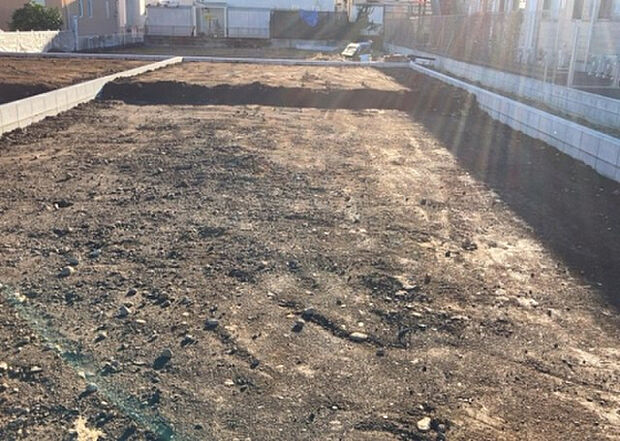 【庭_2】庭のある家に住むことのメリットとして、子どもたちの遊び場を確保できること、ガーデニングや家庭菜園を楽しめること、明るさを確保できることがあります。また、配置を工夫することでプライバシーが確保できます。