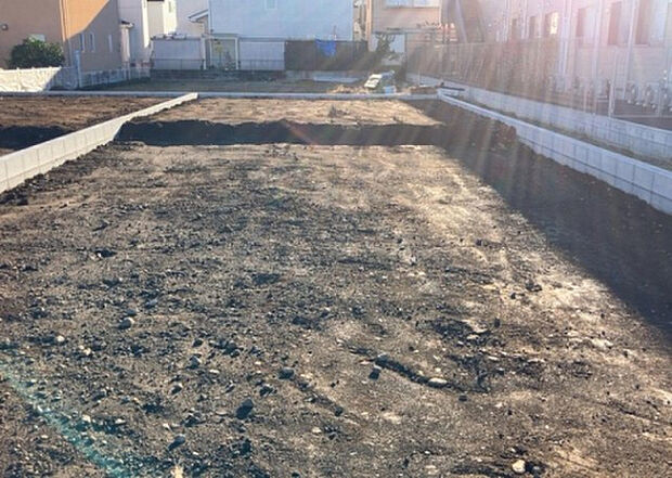 【玄関】玄関は家の顔でもあり、家族以外の目にも止まる場所です。玄関は外との間を仕切る扉、靴などをしまっておく収納スペース、靴脱ぎのたたきスペース、来客とのやり取りをするドアホンなど複数のアイテムからなります。